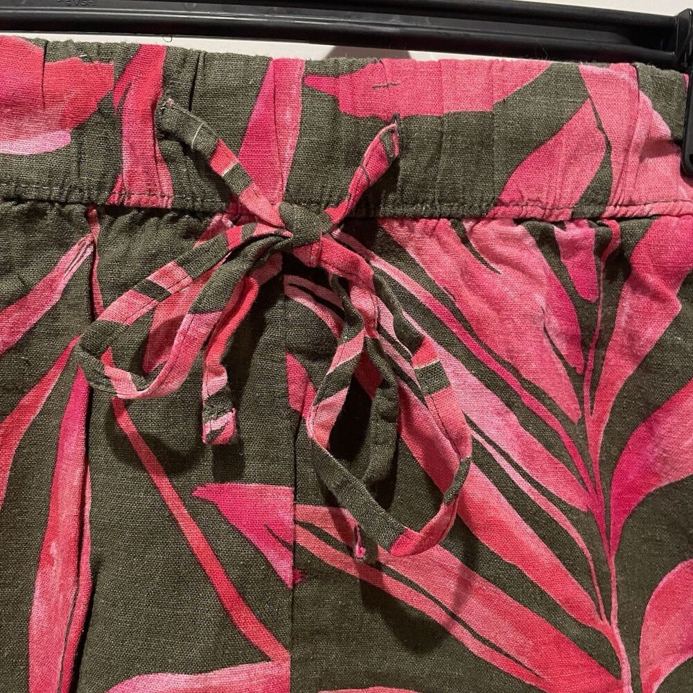 Time and True Women's Linen Blend Pull On Shorts with a Tropical Print M (8-10) - Picture 3 of 7